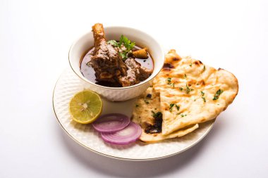 Koyun eti Masala veya Masala Gosht veya Hint kuzu rogan josh Naan veya Roti, seçici odak ile sunulan bazı baharat ile