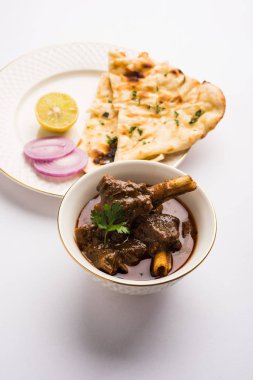 Koyun eti Masala veya Masala Gosht veya Hint kuzu rogan josh Naan veya Roti, seçici odak ile sunulan bazı baharat ile