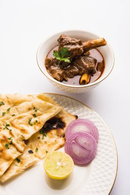 Koyun eti Masala veya Masala Gosht veya Hint kuzu rogan josh Naan veya Roti, seçici odak ile sunulan bazı baharat ile