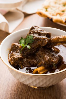 Koyun eti Masala veya Masala Gosht veya Hint kuzu rogan josh Naan veya Roti, seçici odak ile sunulan bazı baharat ile