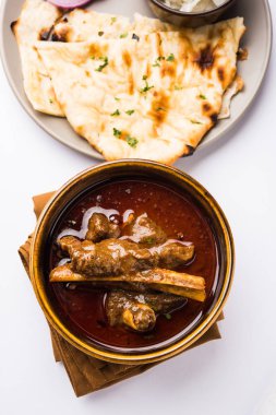 Koyun eti Masala veya Masala Gosht veya Hint kuzu rogan josh Naan veya Roti, seçici odak ile sunulan bazı baharat ile