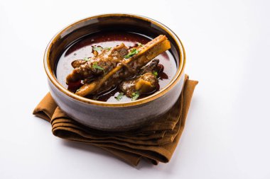 Koyun eti Masala veya Masala Gosht veya Hint kuzu rogan josh Naan veya Roti, seçici odak ile sunulan bazı baharat ile