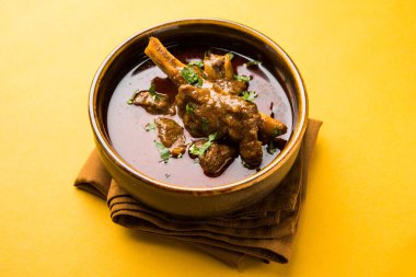 Koyun eti Masala veya Masala Gosht veya Hint kuzu rogan josh Naan veya Roti, seçici odak ile sunulan bazı baharat ile