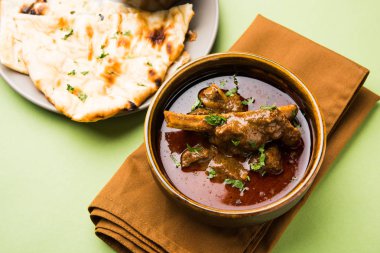 Koyun eti Masala veya Masala Gosht veya Hint kuzu rogan josh Naan veya Roti, seçici odak ile sunulan bazı baharat ile