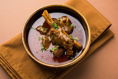 Koyun eti Masala veya Masala Gosht veya Hint kuzu rogan josh Naan veya Roti, seçici odak ile sunulan bazı baharat ile