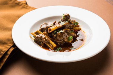Koyun eti Masala veya Masala Gosht veya Hint kuzu rogan josh Naan veya Roti, seçici odak ile sunulan bazı baharat ile