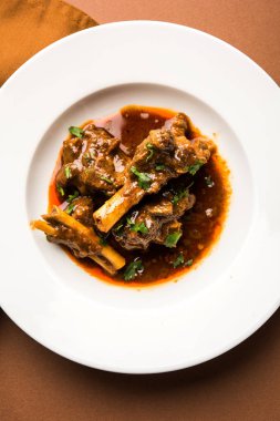 Koyun eti Masala veya Masala Gosht veya Hint kuzu rogan josh Naan veya Roti, seçici odak ile sunulan bazı baharat ile
