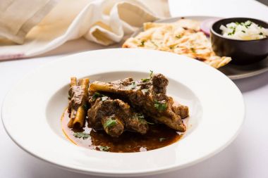Koyun eti Masala veya Masala Gosht veya Hint kuzu rogan josh Naan veya Roti, seçici odak ile sunulan bazı baharat ile