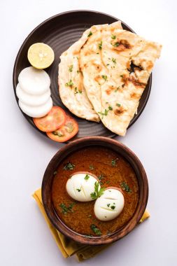 Anda köri veya yumurta köri veya yumurta masala sosu, Hint baharatlı yemek veya tarifi, servis naan, seçici odak veya roti