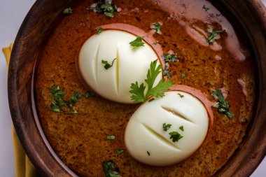 Anda köri veya yumurta köri veya yumurta masala sosu, Hint baharatlı yemek veya tarifi, servis naan, seçici odak veya roti