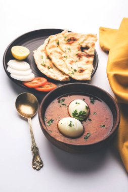 Anda köri veya yumurta köri veya yumurta masala sosu, Hint baharatlı yemek veya tarifi, servis naan, seçici odak veya roti