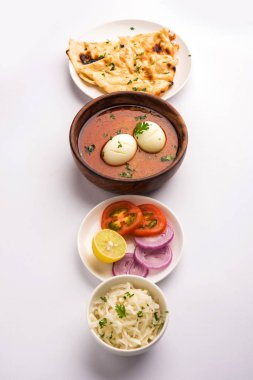 Anda köri veya yumurta köri veya yumurta masala sosu, Hint baharatlı yemek veya tarifi, servis naan, seçici odak veya roti