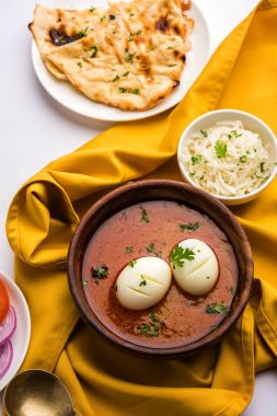 Anda köri veya yumurta köri veya yumurta masala sosu, Hint baharatlı yemek veya tarifi, servis naan, seçici odak veya roti