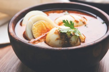 Anda köri veya yumurta köri veya yumurta masala sosu, Hint baharatlı yemek veya tarifi, servis naan, seçici odak veya roti