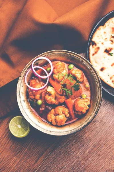 Aloo Gobi matar ünlü Hint köri yemektir patates ve karnabahar ve yeşil bezelye, seçici odak ile