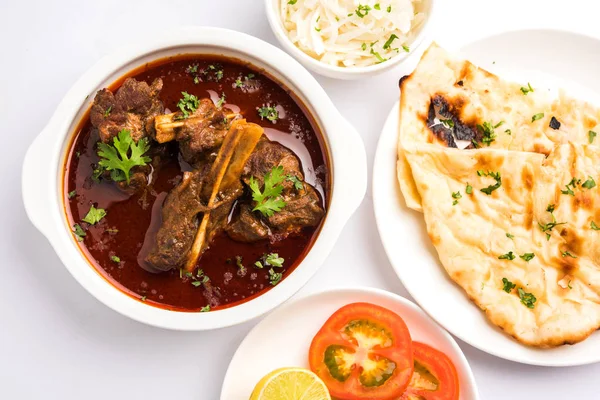 羊肉马萨拉或马萨拉 Gosht 或印度羊肉罗根乔希与一些调味料 服务与饼或印度 选择性重点 — 图库照片