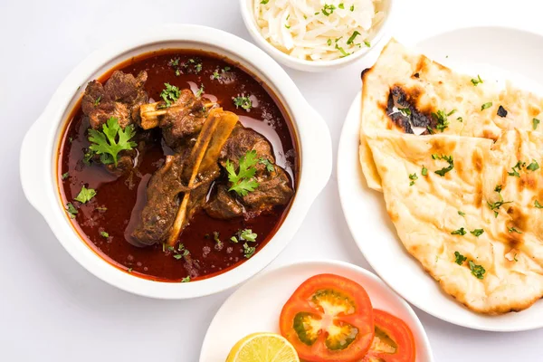 Koyun eti Masala veya Masala Gosht veya Hint kuzu rogan josh Naan veya Roti, seçici odak ile sunulan bazı baharat ile