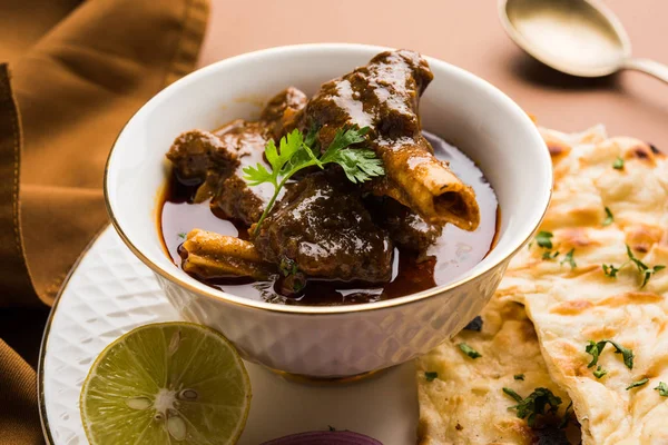 Koyun eti Masala veya Masala Gosht veya Hint kuzu rogan josh Naan veya Roti, seçici odak ile sunulan bazı baharat ile