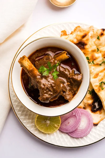 Koyun eti Masala veya Masala Gosht veya Hint kuzu rogan josh Naan veya Roti, seçici odak ile sunulan bazı baharat ile