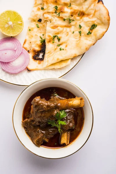 Koyun eti Masala veya Masala Gosht veya Hint kuzu rogan josh Naan veya Roti, seçici odak ile sunulan bazı baharat ile