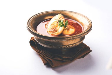 Anda köri veya yumurta köri veya yumurta masala sosu, Hint baharatlı yemek veya tarifi, servis naan, seçici odak veya roti