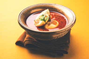 Anda köri veya yumurta köri veya yumurta masala sosu, Hint baharatlı yemek veya tarifi, servis naan, seçici odak veya roti