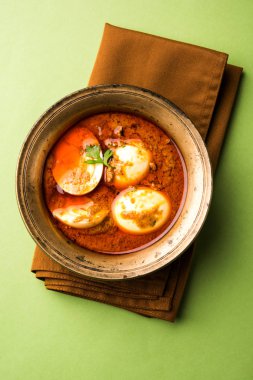 Anda köri veya yumurta köri veya yumurta masala sosu, Hint baharatlı yemek veya tarifi, servis naan, seçici odak veya roti