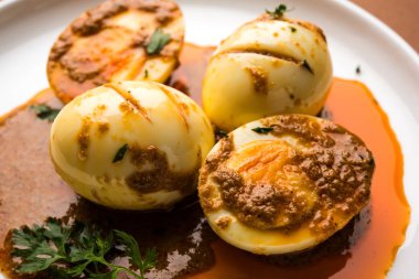 Anda köri veya yumurta köri veya yumurta masala sosu, Hint baharatlı yemek veya tarifi, servis naan, seçici odak veya roti