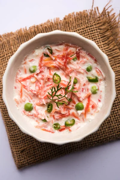 ニンジン雷太 Gajar Koshimbir それはインドの亜大陸から調味料を使った Dahi 調理野菜 Gajar と一緒に豆腐 ニンジン グリーン — ストック写真