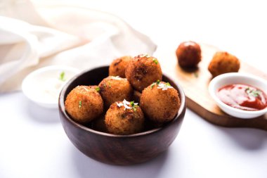 Kızarmış patates peynir topları veya domates ketçap ile kroket. Seçici odak