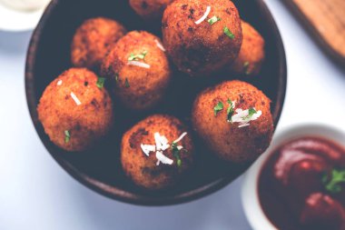 Kızarmış patates peynir topları veya domates ketçap ile kroket. Seçici odak