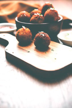 Kızarmış patates peynir topları veya domates ketçap ile kroket. Seçici odak