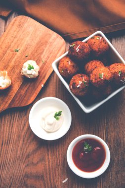 Kızarmış patates peynir topları veya domates ketçap ile kroket. Seçici odak