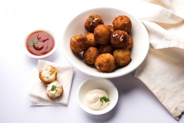 Kızarmış patates peynir topları veya domates ketçap ile kroket. Seçici odak