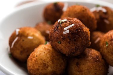 Kızarmış patates peynir topları veya domates ketçap ile kroket. Seçici odak