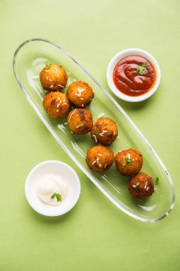 Kızarmış patates peynir topları veya domates ketçap ile kroket. Seçici odak