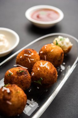 Kızarmış patates peynir topları veya domates ketçap ile kroket. Seçici odak