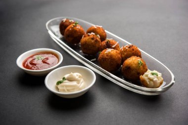 Kızarmış patates peynir topları veya domates ketçap ile kroket. Seçici odak