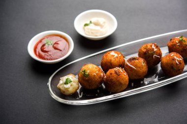 Kızarmış patates peynir topları veya domates ketçap ile kroket. Seçici odak