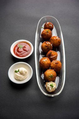 Kızarmış patates peynir topları veya domates ketçap ile kroket. Seçici odak