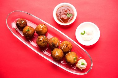 Kızarmış patates peynir topları veya domates ketçap ile kroket. Seçici odak