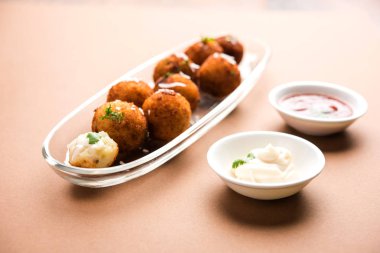 Kızarmış patates peynir topları veya domates ketçap ile kroket. Seçici odak