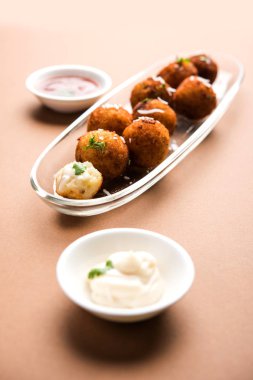 Kızarmış patates peynir topları veya domates ketçap ile kroket. Seçici odak