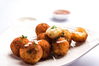 Kızarmış patates peynir topları veya domates ketçap ile kroket. Seçici odak