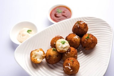 Kızarmış patates peynir topları veya domates ketçap ile kroket. Seçici odak