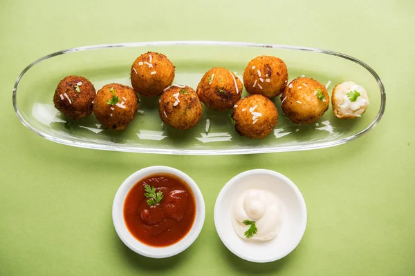 Bolas Queso Frito Croquetas Con Salsa Tomate Enfoque Selectivo —  Fotos de Stock