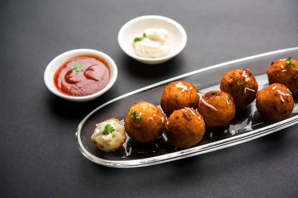 Kızarmış patates peynir topları veya domates ketçap ile kroket. Seçici odak