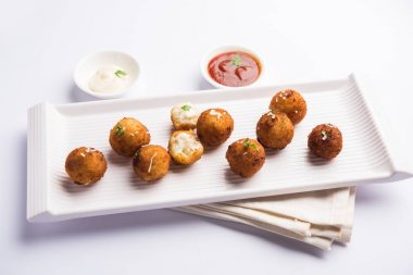 Kızarmış patates peynir topları veya domates ketçap ile kroket. Seçici odak