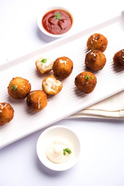 Kızarmış patates peynir topları veya domates ketçap ile kroket. Seçici odak