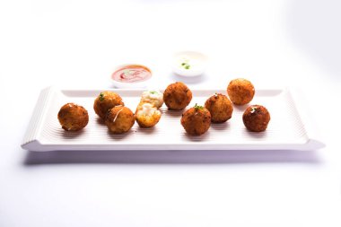 Kızarmış patates peynir topları veya domates ketçap ile kroket. Seçici odak